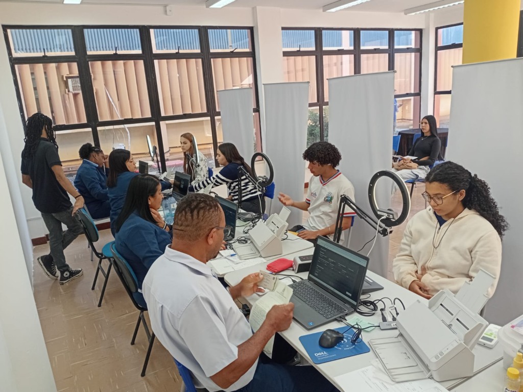 Imagem de Nova carteira de identidade é emitida em escola de Irecê