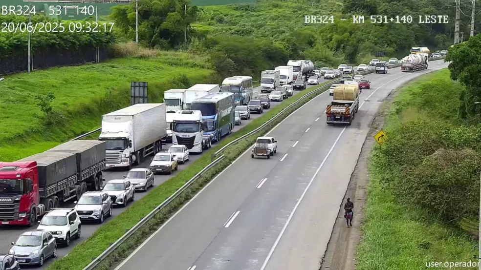 Imagem de Trânsito permanece intenso em direção ao interior da Bahia