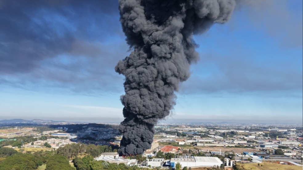 Imagem de Incêndio de grandes proporções atinge indústria de produtos químicos em SP