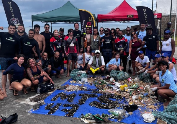 Imagem de Porto da Barra: ação de limpeza retira 180 kg de resíduos do mar