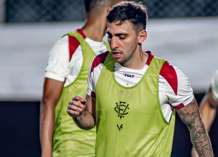 Imagem de Vitória anuncia saída de Gustavo Mosquito, que acertou ida para clube japonês