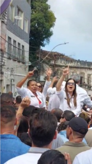 Imagem de Ao som de fanfarras, ministra Margareth Menezes cai na folia ao lado de Janja e Tatiana Velloso 