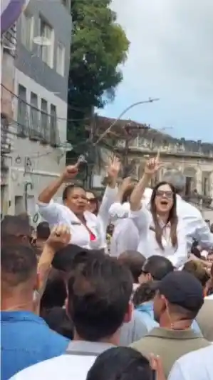 Imagem de Ao som de fanfarras, ministra Margareth Menezes cai na folia ao lado de Janja e Tatiana Velloso 