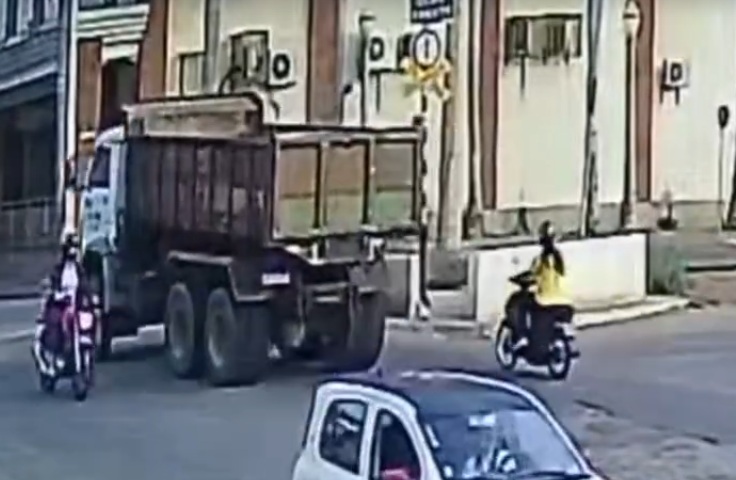 Imagem de Motociclista é atropelada por caçamba na Bahia