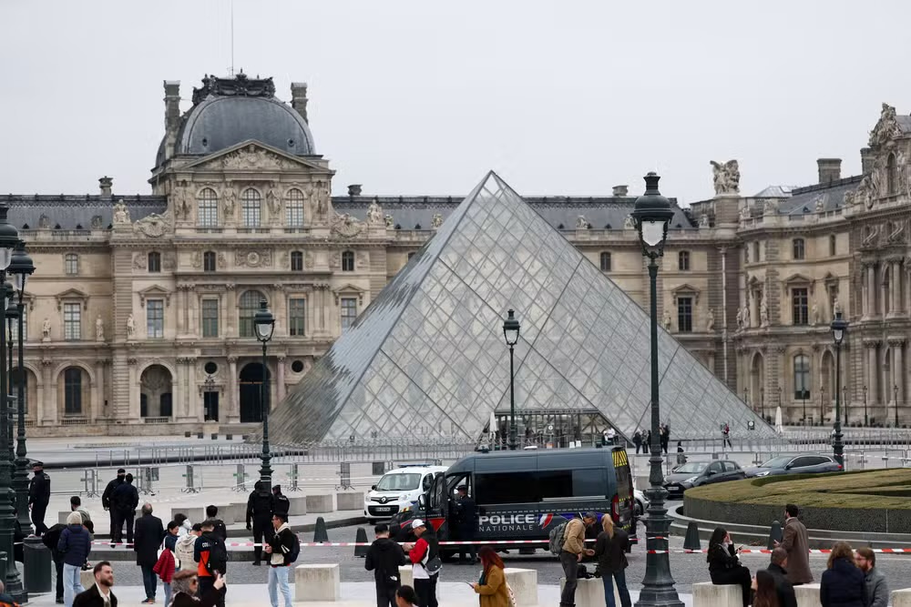 Imagem de Museu do Louvre, em Paris, tem joias roubadas em assalto inédito e fica fechado