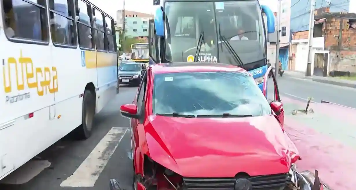 Imagem de Acidente entre carro e ônibus deixa irmãos feridos e trava Suburbana
