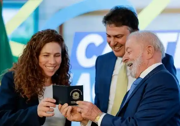 Imagem de Lula sanciona ‘identidade do professor’ com descontos e benefícios