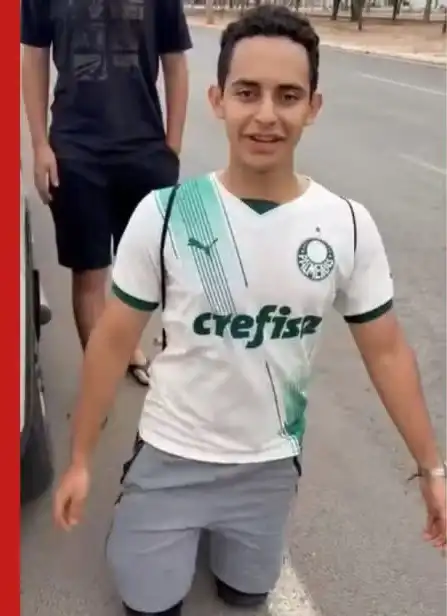 Imagem de Estudante cumpre promessa e percorre 4 km ajoelhado até a escola após Palmeiras se classificar para final da Libertadores