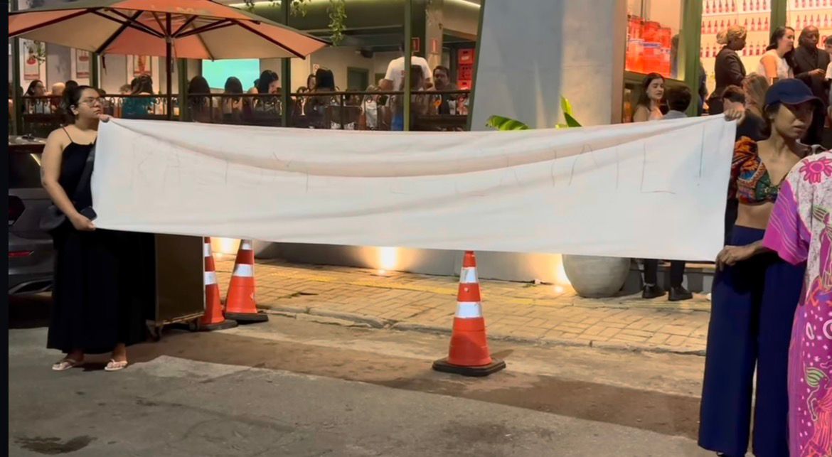 Imagem de Grupo protesta contra racismo na porta de bar na Pituba