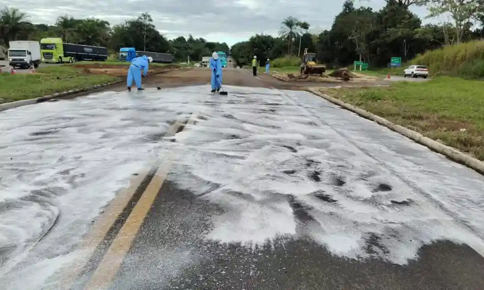 Imagem de Trecho da BR-101 segue interditado há mais de dois dias após tombamento de carreta no sul da Bahia
