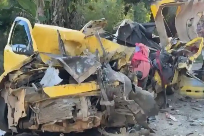 Imagem de Quatro pessoas, incluindo família, morrem em grave acidente entre carro e micro-ônibus no sul da Bahia