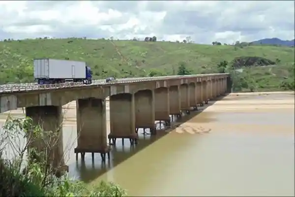 Imagem de Tráfego na ponte sobre Rio Jequitinhonha é liberado parcialmente