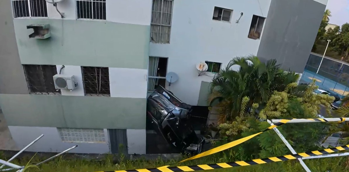Imagem de Carro cai de ribanceira e atinge prédio no Cabula