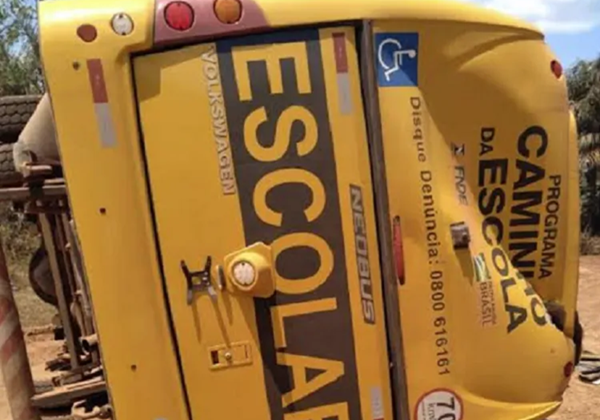 Imagem de Ônibus escolar tomba na Bahia enquanto levava time de futebol amador