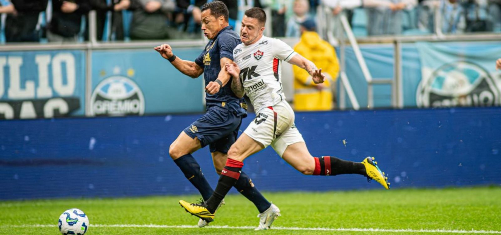 Imagem de  Vitória perde para o Grêmio e se complica no Z-4