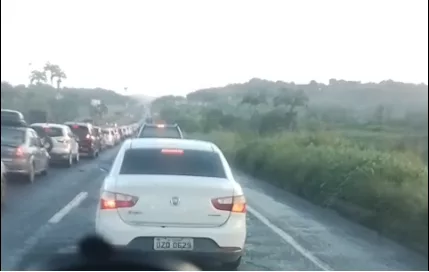 Imagem de Motoristas reclamam de congestionamento na BR-324