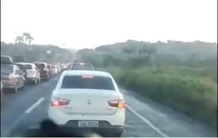 Imagem de Motoristas reclamam de congestionamento na BR-324