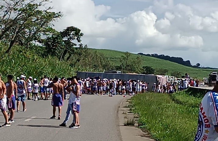 Imagem de Ônibus da torcida Bamor se envolve em acidente a caminho de Recife