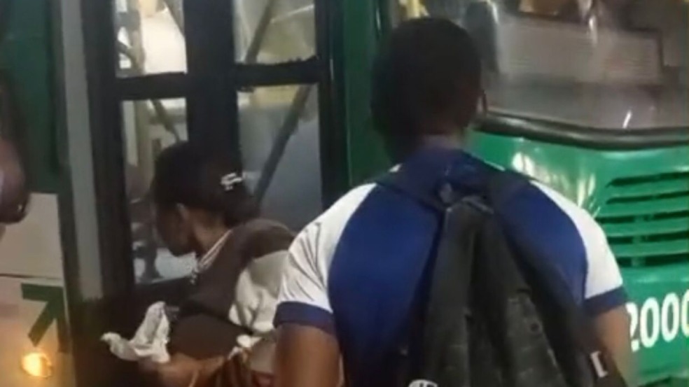 Imagem de Homem é morto a tiros dentro de ônibus em Salvador