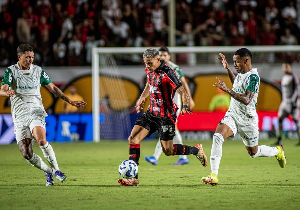Imagem de Vitória abre 2 a 0, mas cede o empate ao Palmeiras no Barradão