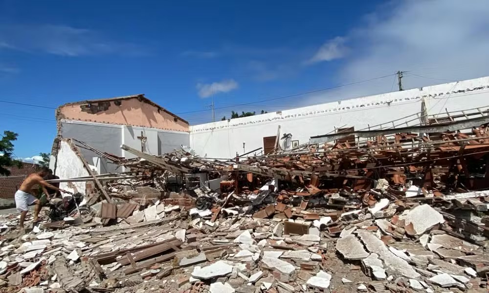 Imagem de Capela desaba e apenas parede com imagem de Jesus permanece intacta em povoado do interior da Bahia