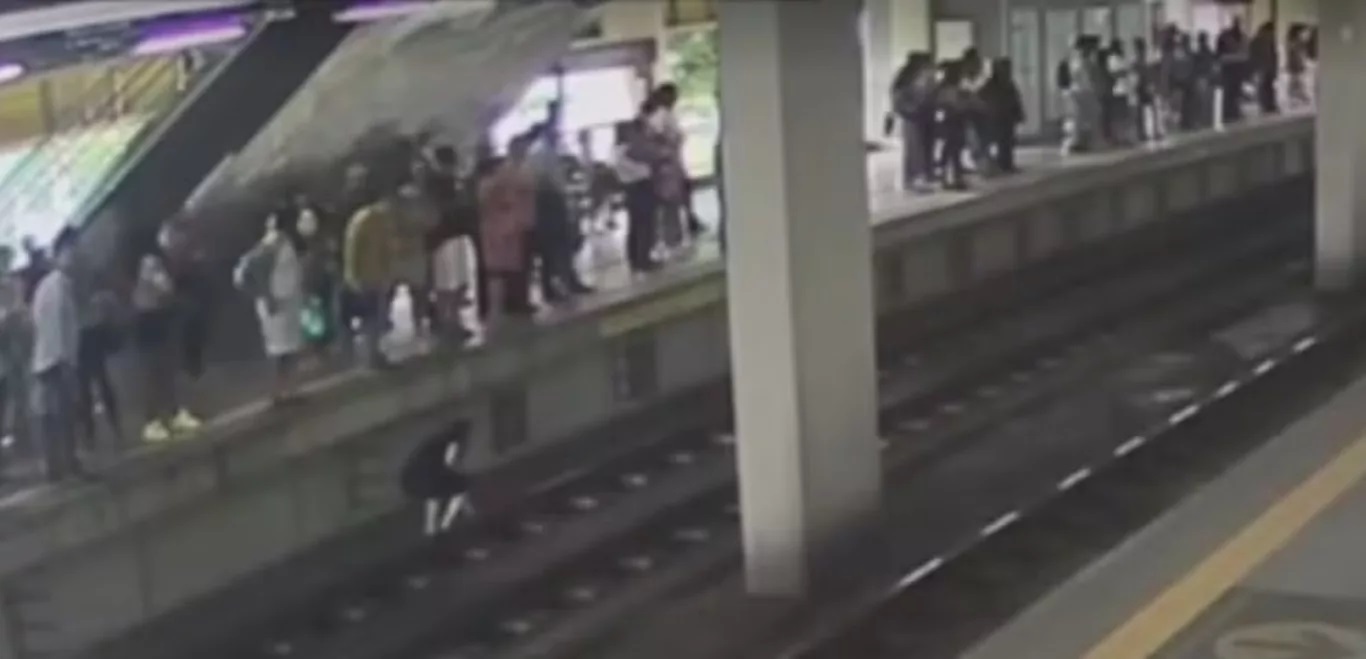 Imagem de Homem pula nos trilhos do metrô de Salvador para pegar celular cinco dias após acidente grave