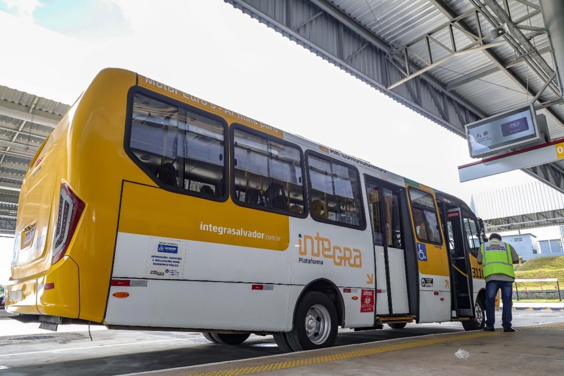 Imagem de Nova linha de ônibus passa a circular na região do Comércio para atender público do Projeto Viver Salvador