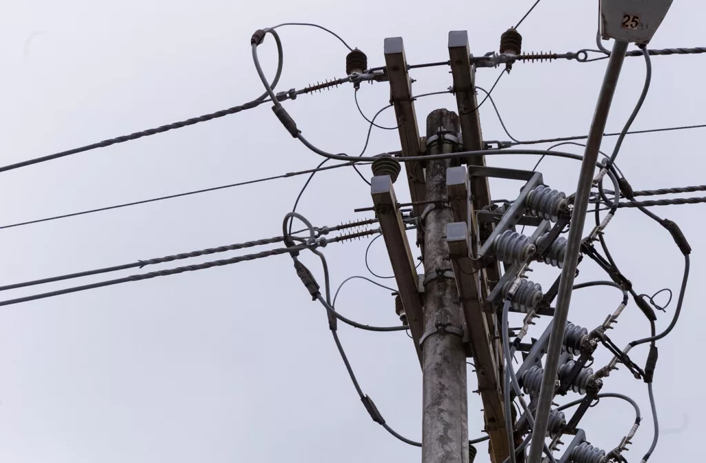Imagem de Neoenergia Coelba remove 4 toneladas de fios clandestinos em municípios baianos