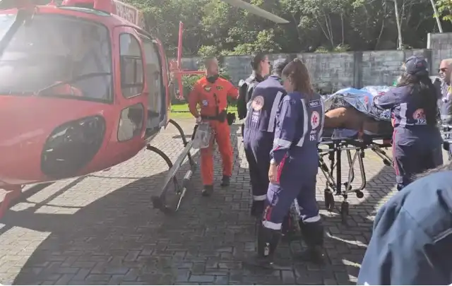 Imagem de Mulher é resgatada de helicóptero após incêndio em casa na Região Metropolitana de Salvador