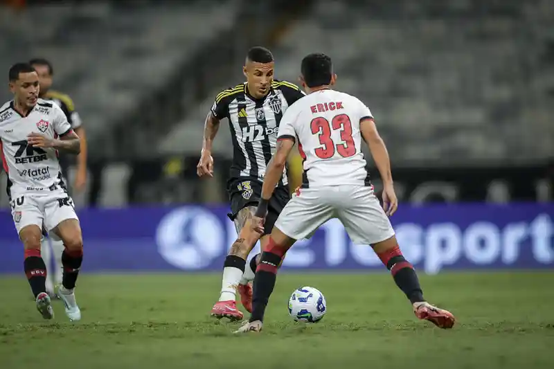 Imagem de Vitória enfrenta o Atlético-MG no Barradão em busca de reação no Brasileirão