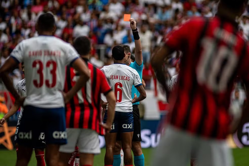 Imagem de Jogadores de Bahia e Vitória são suspensos por expulsões no clássico
