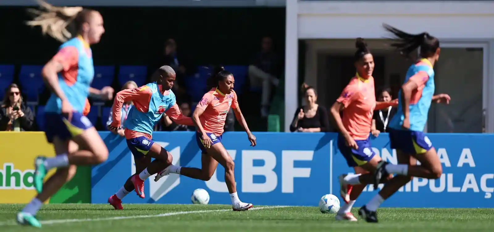 Imagem de Brasil e Colômbia se enfrentam pela liderança do Grupo B da Copa América Feminina