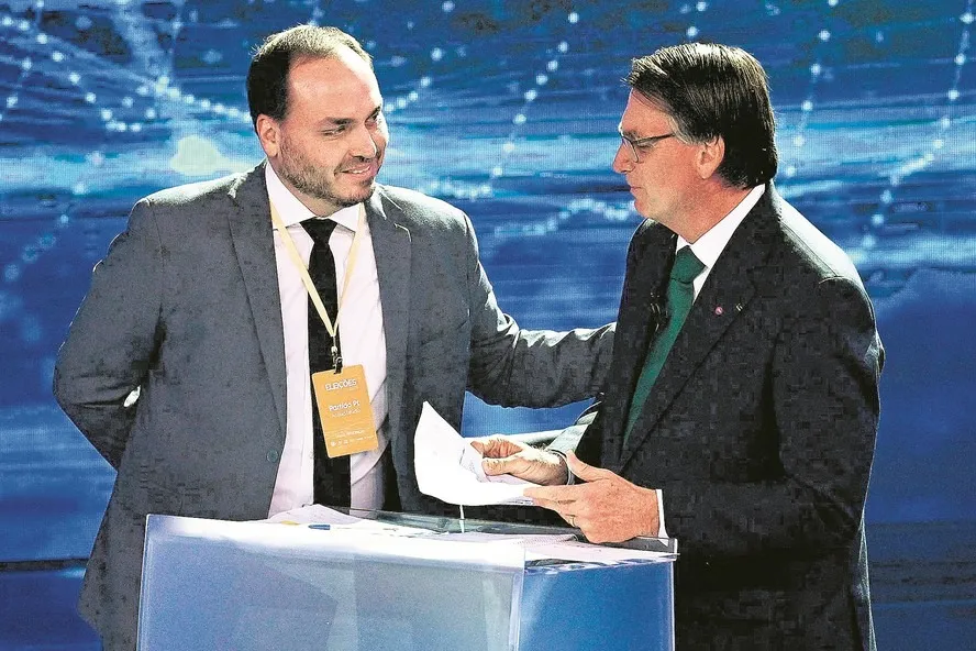 Imagem de Carlos Bolsonaro é levado ao hospital após prisão do pai
