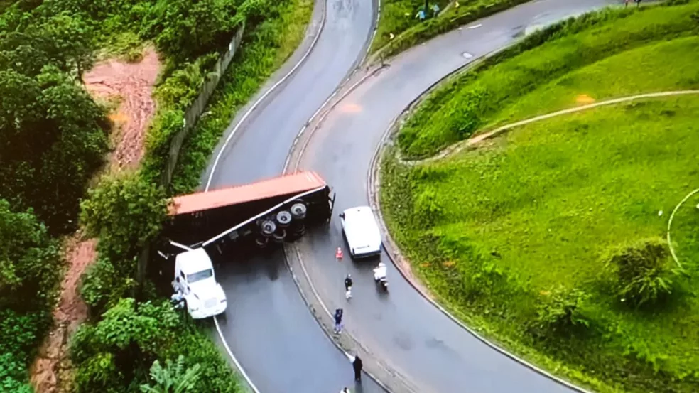 Imagem de Carreta com container tomba na BR-324 e interdita viaduto de Valéria