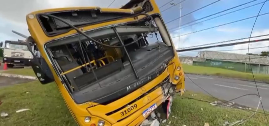 Imagem de Ônibus bate em poste durante a madrugada na Av. Paralela