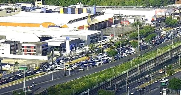 Imagem de Obra na Av. ACM atrasa e liberação das faixas é adiada