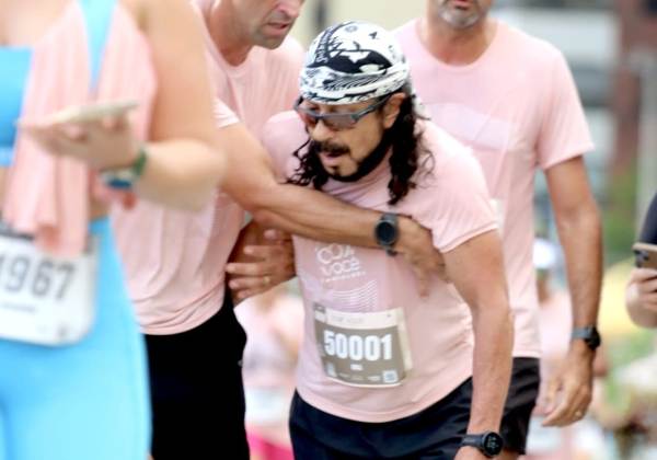 Imagem de Bell Marques passa mal em corrida e é amparado por equipe