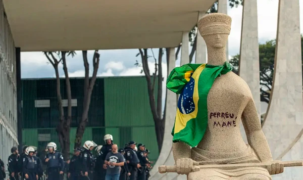 Imagem de Moraes manda executar pena de baiana que pichou 'Perdeu, mané' em estátua da Justiça