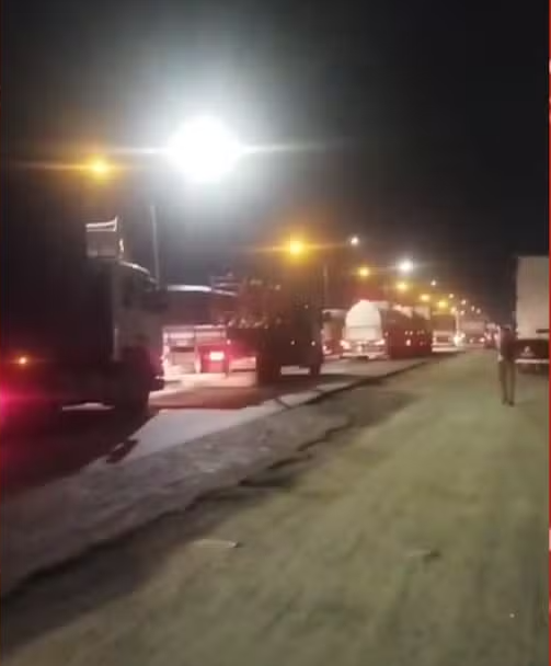 Imagem de Caminhoneiro morre soterrado por carga de soja após acidente na BR-324