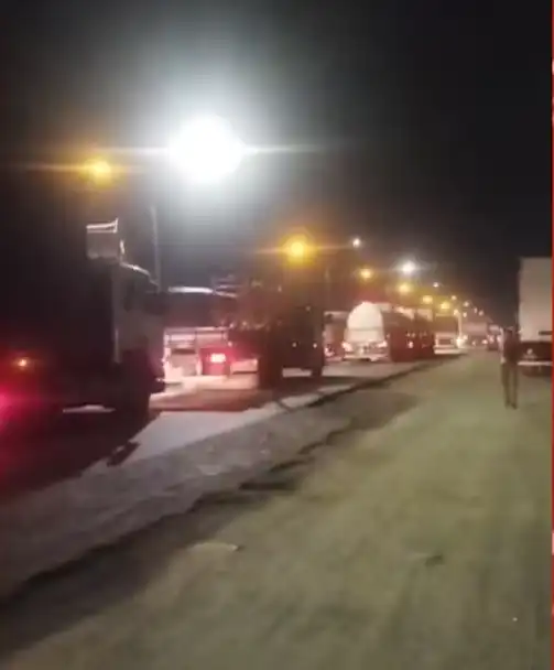Imagem de Caminhoneiro morre soterrado por carga de soja após acidente na BR-324