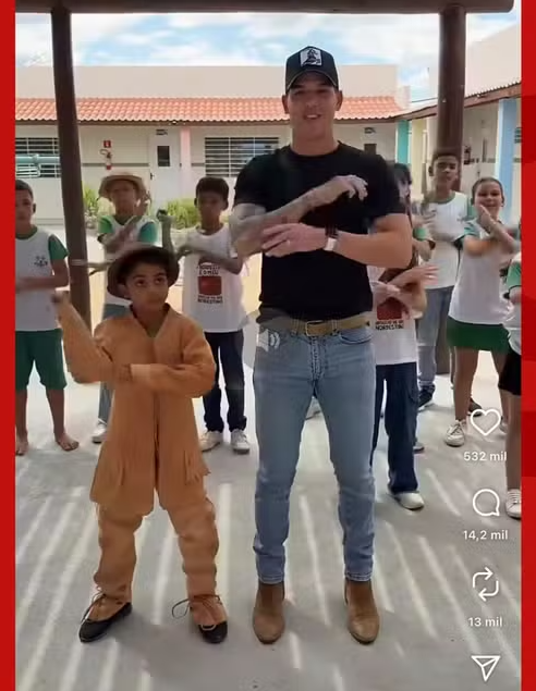 Imagem de Zé Vaqueiro visita escola de Juazeiro e faz surpresa para fã de 11 anos que viralizou dançando 'DNA do mato'