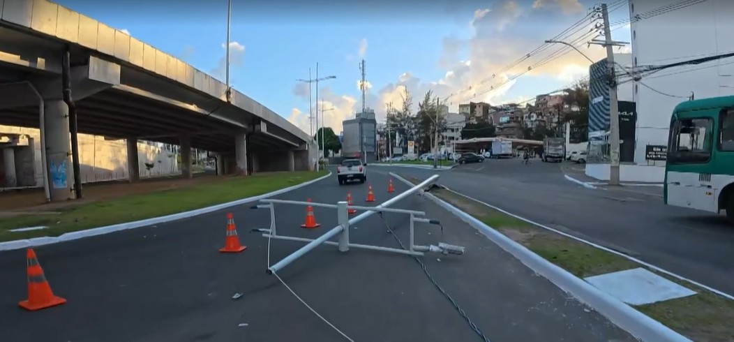 Imagem de Poste cai após batida de carro na Av. Juracy Magalhães
