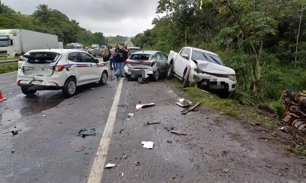 Imagem de VÍDEO: Engavetamento entre 8 veículos deixa motorista ferido na BR-324