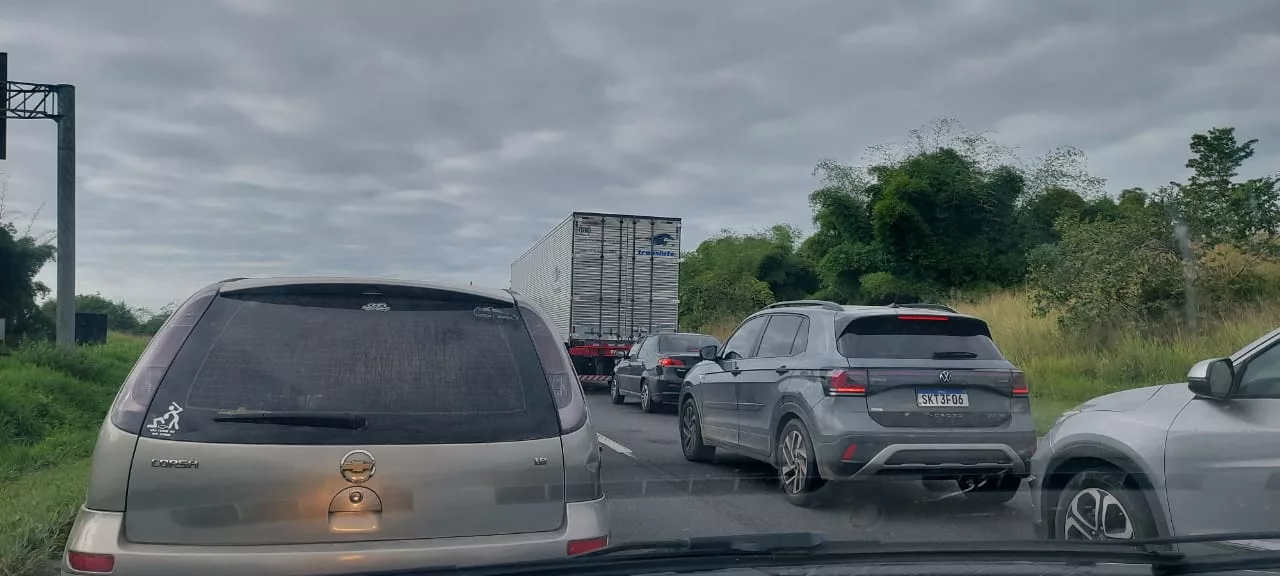 Imagem de Fluxo de veículos apresenta pontos de lentidão na BR-324