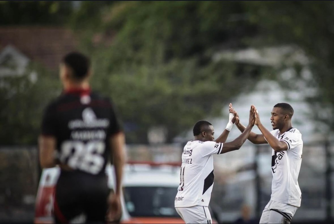 Imagem de Vasco vence o Vitória por 4 a 3 em jogo tenso no Brasileirão