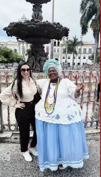 Imagem de Baiana de receptivo recebe R$ 18 mil por engano após foto com turista em Salvador