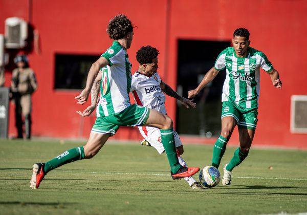 Imagem de Diante do Juventude, Vitória defende invencibilidade do século no Barradão