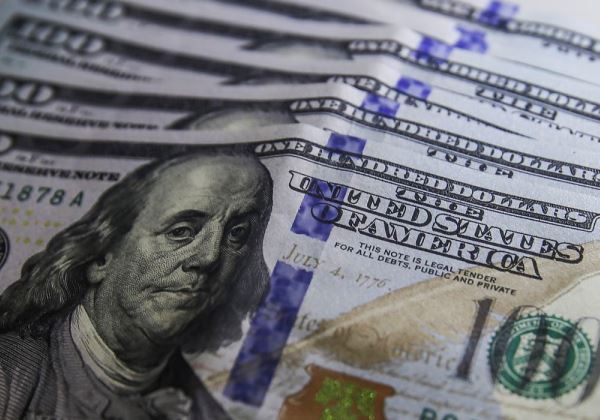 Imagem de Dólar abre em alta com simpósio do Fed no radar