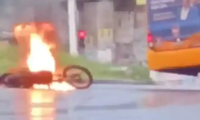 Imagem de Moto pega fogo após batida em micro-ônibus na ligação Lobato–Pirajá