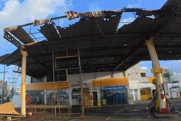 Imagem de Teto de posto de gasolina desaba parcialmente na orla de Salvador